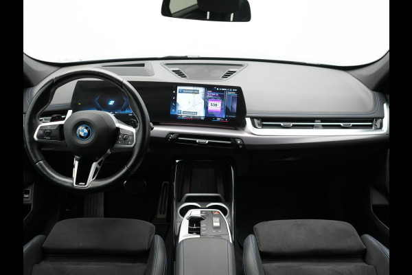 BMW X1 xDrive30e M Sport PHEV Frozen Pure Grey Metallic 326pk Dealer O.H | Trekhaak Af Fabriek | Adaptive Cruise | Head Up | Harman / Kardon | 360 Camera | Alcantara Sportstoelen Massage & Memory | Adaptive Onderstel | Widescreen Navi | Stoelen & Stuur Verwarmd | Blis | Keyless | Apple Carplay | Pilot Assist | Virtual | DAB | 19"L.M | Plug In Hybrid |
