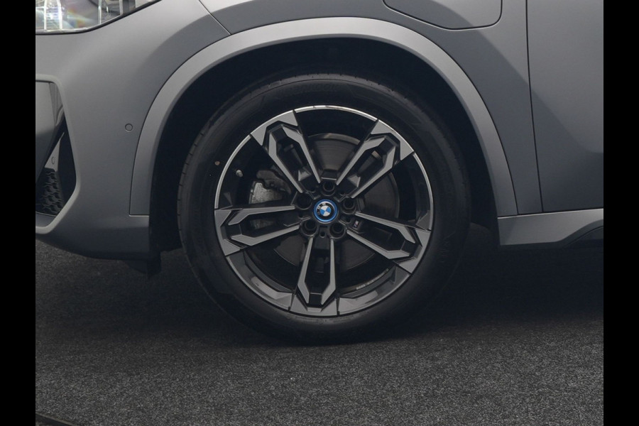 BMW X1 xDrive30e M Sport PHEV Frozen Pure Grey Metallic 326pk Dealer O.H | Trekhaak Af Fabriek | Adaptive Cruise | Head Up | Harman / Kardon | 360 Camera | Alcantara Sportstoelen Massage & Memory | Adaptive Onderstel | Widescreen Navi | Stoelen & Stuur Verwarmd | Blis | Keyless | Apple Carplay | Pilot Assist | Virtual | DAB | 19"L.M | Plug In Hybrid |