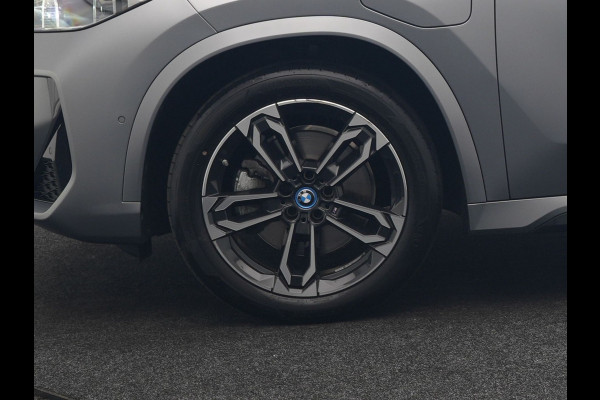 BMW X1 xDrive30e M Sport PHEV Frozen Pure Grey Metallic 326pk Dealer O.H | Trekhaak Af Fabriek | Adaptive Cruise | Head Up | Harman / Kardon | 360 Camera | Alcantara Sportstoelen Massage & Memory | Adaptive Onderstel | Widescreen Navi | Stoelen & Stuur Verwarmd | Blis | Keyless | Apple Carplay | Pilot Assist | Virtual | DAB | 19"L.M | Plug In Hybrid |