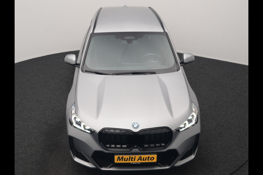 BMW X1 xDrive30e M Sport PHEV Frozen Pure Grey Metallic 326pk Dealer O.H | Trekhaak Af Fabriek | Adaptive Cruise | Head Up | Harman / Kardon | 360 Camera | Alcantara Sportstoelen Massage & Memory | Adaptive Onderstel | Widescreen Navi | Stoelen & Stuur Verwarmd | Blis | Keyless | Apple Carplay | Pilot Assist | Virtual | DAB | 19"L.M | Plug In Hybrid |