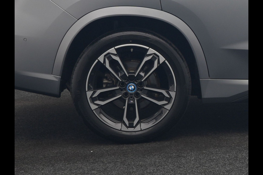 BMW X1 xDrive30e M Sport PHEV Frozen Pure Grey Metallic 326pk Dealer O.H | Trekhaak Af Fabriek | Adaptive Cruise | Head Up | Harman / Kardon | 360 Camera | Alcantara Sportstoelen Massage & Memory | Adaptive Onderstel | Widescreen Navi | Stoelen & Stuur Verwarmd | Blis | Keyless | Apple Carplay | Pilot Assist | Virtual | DAB | 19"L.M | Plug In Hybrid |