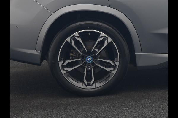 BMW X1 xDrive30e M Sport PHEV Frozen Pure Grey Metallic 326pk Dealer O.H | Trekhaak Af Fabriek | Adaptive Cruise | Head Up | Harman / Kardon | 360 Camera | Alcantara Sportstoelen Massage & Memory | Adaptive Onderstel | Widescreen Navi | Stoelen & Stuur Verwarmd | Blis | Keyless | Apple Carplay | Pilot Assist | Virtual | DAB | 19"L.M | Plug In Hybrid |