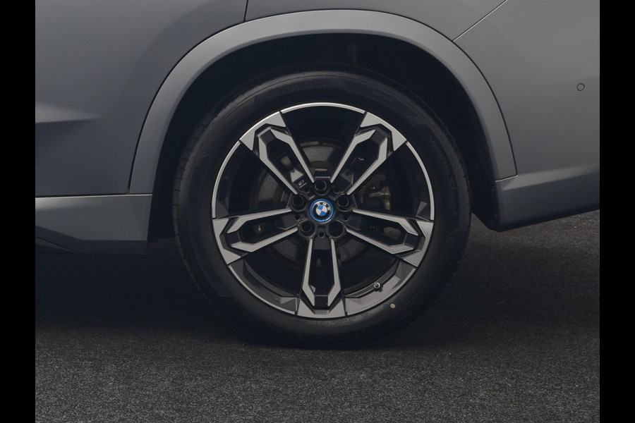 BMW X1 xDrive30e M Sport PHEV Frozen Pure Grey Metallic 326pk Dealer O.H | Trekhaak Af Fabriek | Adaptive Cruise | Head Up | Harman / Kardon | 360 Camera | Alcantara Sportstoelen Massage & Memory | Adaptive Onderstel | Widescreen Navi | Stoelen & Stuur Verwarmd | Blis | Keyless | Apple Carplay | Pilot Assist | Virtual | DAB | 19"L.M | Plug In Hybrid |