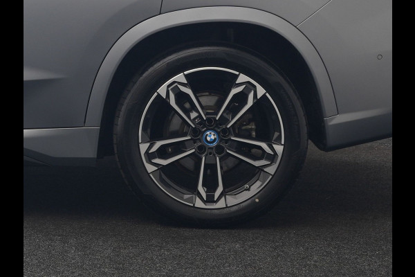 BMW X1 xDrive30e M Sport PHEV Frozen Pure Grey Metallic 326pk Dealer O.H | Trekhaak Af Fabriek | Adaptive Cruise | Head Up | Harman / Kardon | 360 Camera | Alcantara Sportstoelen Massage & Memory | Adaptive Onderstel | Widescreen Navi | Stoelen & Stuur Verwarmd | Blis | Keyless | Apple Carplay | Pilot Assist | Virtual | DAB | 19"L.M | Plug In Hybrid |