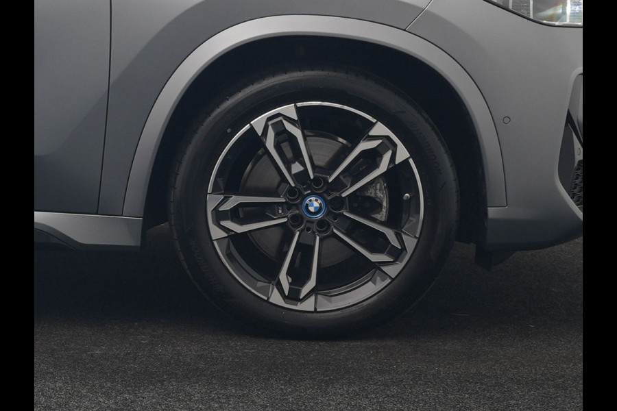 BMW X1 xDrive30e M Sport PHEV Frozen Pure Grey Metallic 326pk Dealer O.H | Trekhaak Af Fabriek | Adaptive Cruise | Head Up | Harman / Kardon | 360 Camera | Alcantara Sportstoelen Massage & Memory | Adaptive Onderstel | Widescreen Navi | Stoelen & Stuur Verwarmd | Blis | Keyless | Apple Carplay | Pilot Assist | Virtual | DAB | 19"L.M | Plug In Hybrid |