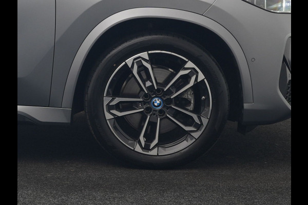 BMW X1 xDrive30e M Sport PHEV Frozen Pure Grey Metallic 326pk Dealer O.H | Trekhaak Af Fabriek | Adaptive Cruise | Head Up | Harman / Kardon | 360 Camera | Alcantara Sportstoelen Massage & Memory | Adaptive Onderstel | Widescreen Navi | Stoelen & Stuur Verwarmd | Blis | Keyless | Apple Carplay | Pilot Assist | Virtual | DAB | 19"L.M | Plug In Hybrid |