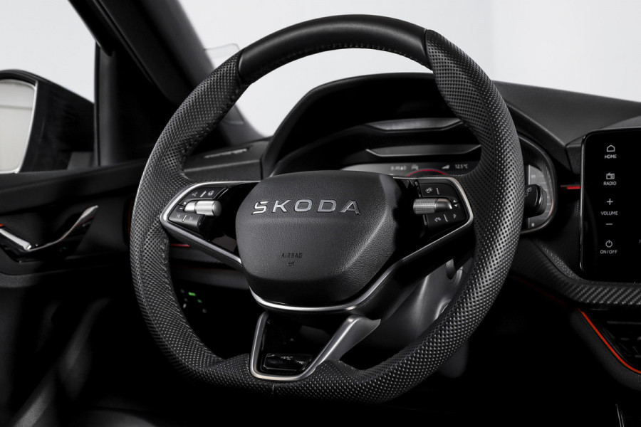 Škoda Kamiq 1.5 TSI 150 PK Monte Carlo - Automaat | Pano | Elek. Trekhaak | Dig. Cockpit | Cruise | Stoel-+Stuurverw. | Camera | PDC | NAV + App. Connect | ECC |  LM 18" | 5734