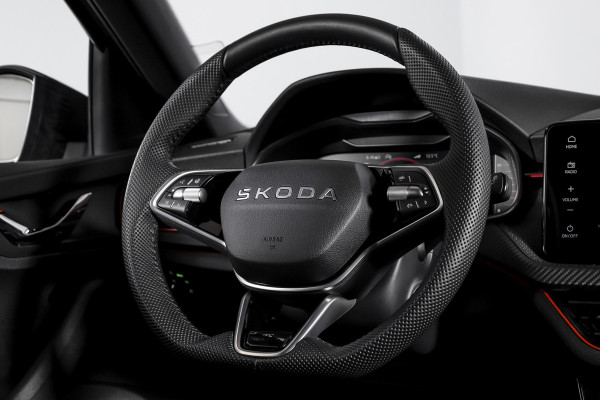 Škoda Kamiq 1.5 TSI 150 PK Monte Carlo - Automaat | Pano | Elek. Trekhaak | Dig. Cockpit | Cruise | Stoel-+Stuurverw. | Camera | PDC | NAV + App. Connect | ECC |  LM 18" | 5734