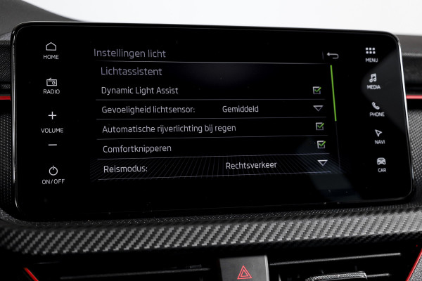 Škoda Kamiq 1.5 TSI 150 PK Monte Carlo - Automaat | Pano | Elek. Trekhaak | Dig. Cockpit | Cruise | Stoel-+Stuurverw. | Camera | PDC | NAV + App. Connect | ECC |  LM 18" | 5734