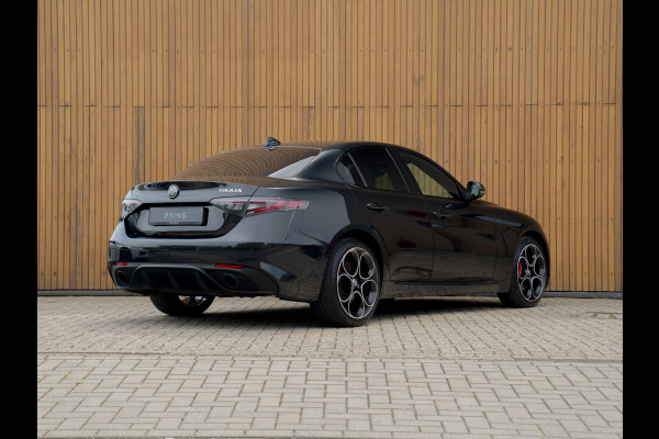 Alfa Romeo Giulia 2.0 T GME AWD Competizione Staat in loods klaar voor foto