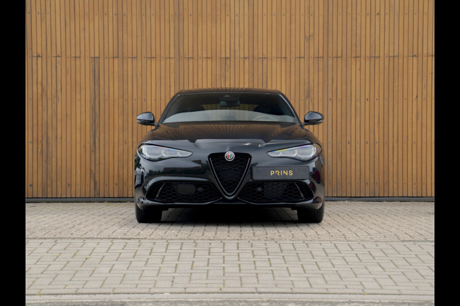 Alfa Romeo Giulia 2.0 T GME AWD Competizione Staat in loods klaar voor foto
