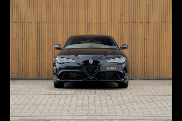 Alfa Romeo Giulia 2.0 T GME AWD Competizione Staat in loods klaar voor foto