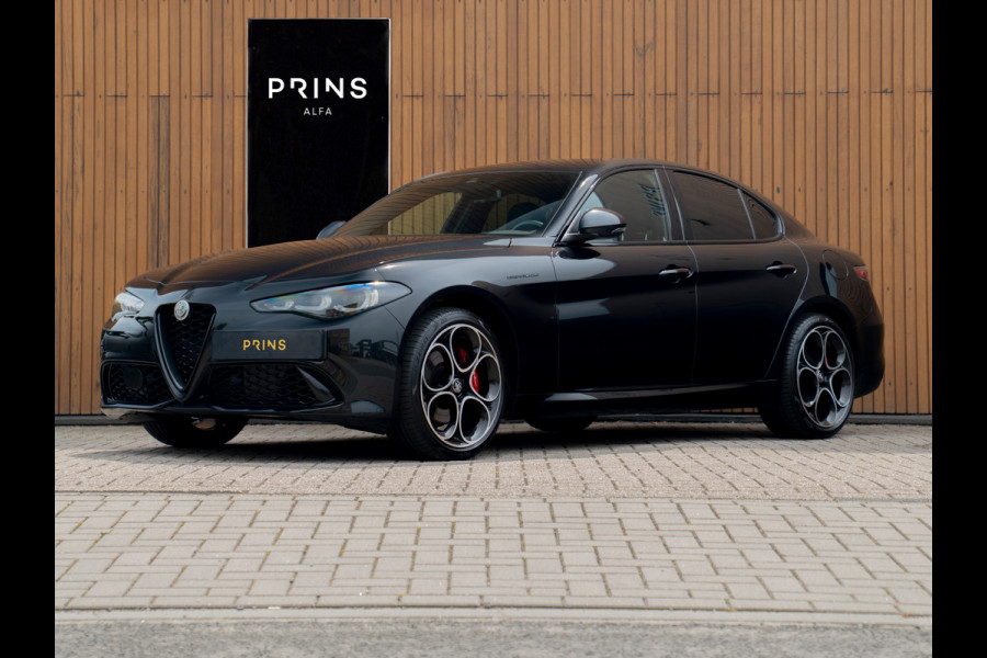 Alfa Romeo Giulia 2.0 T GME AWD Competizione Staat in loods klaar voor foto