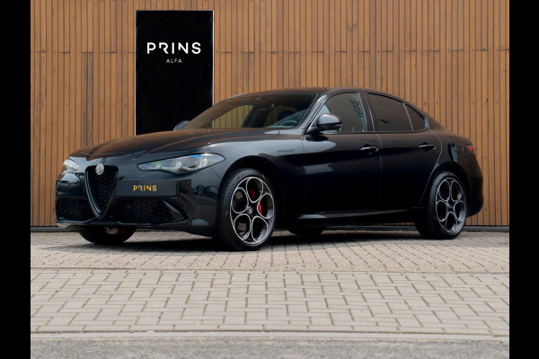 Alfa Romeo Giulia 2.0 T GME AWD Competizione Staat in loods klaar voor foto