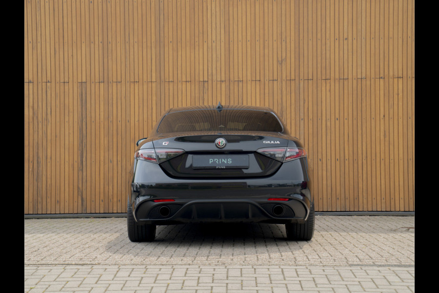 Alfa Romeo Giulia 2.0 T GME AWD Competizione Staat in loods klaar voor foto