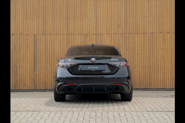 Alfa Romeo Giulia 2.0 T GME AWD Competizione Staat in loods klaar voor foto