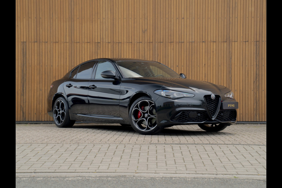 Alfa Romeo Giulia 2.0 T GME AWD Competizione Staat in loods klaar voor foto
