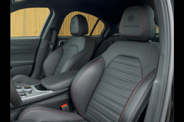 Alfa Romeo Giulia 2.0 T GME AWD Competizione Staat in loods klaar voor foto