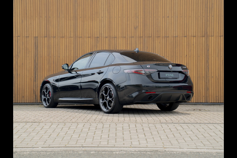 Alfa Romeo Giulia 2.0 T GME AWD Competizione Staat in loods klaar voor foto