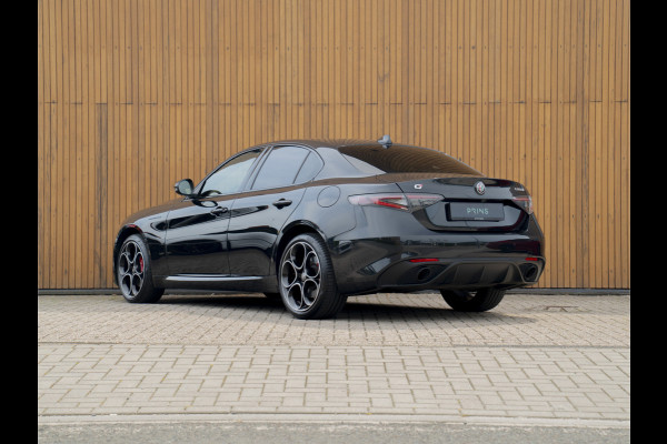 Alfa Romeo Giulia 2.0 T GME AWD Competizione Staat in loods klaar voor foto
