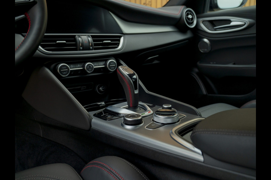 Alfa Romeo Giulia 2.0 T GME AWD Competizione Staat in loods klaar voor foto