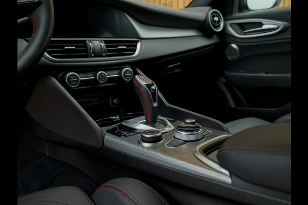 Alfa Romeo Giulia 2.0 T GME AWD Competizione Staat in loods klaar voor foto