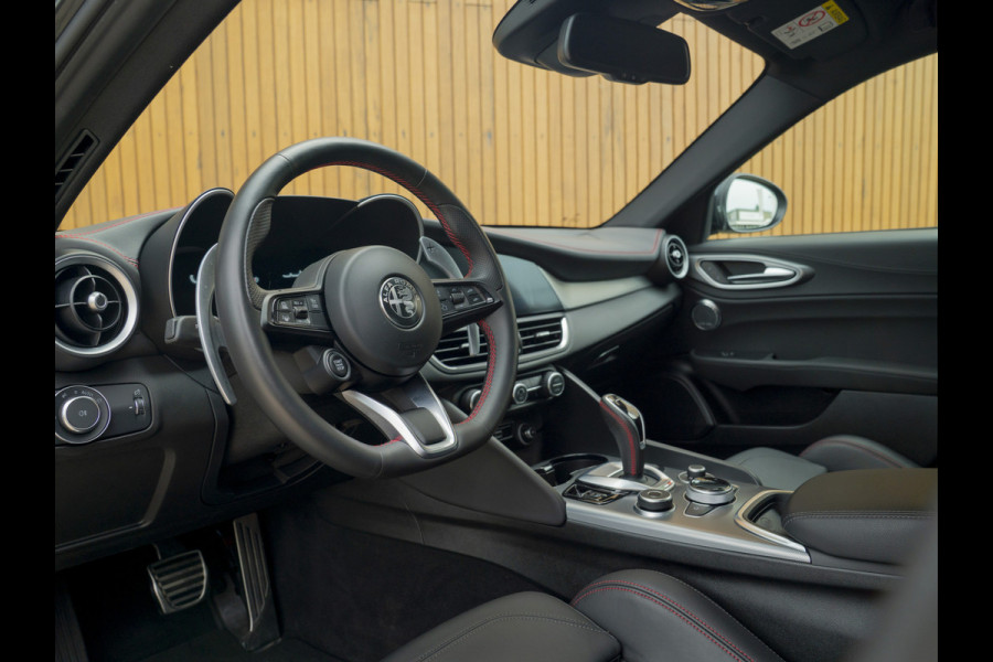 Alfa Romeo Giulia 2.0 T GME AWD Competizione Staat in loods klaar voor foto