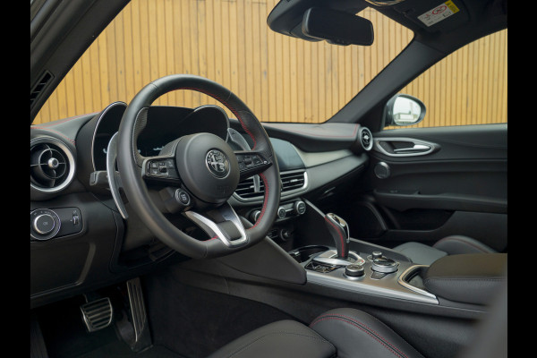 Alfa Romeo Giulia 2.0 T GME AWD Competizione Staat in loods klaar voor foto