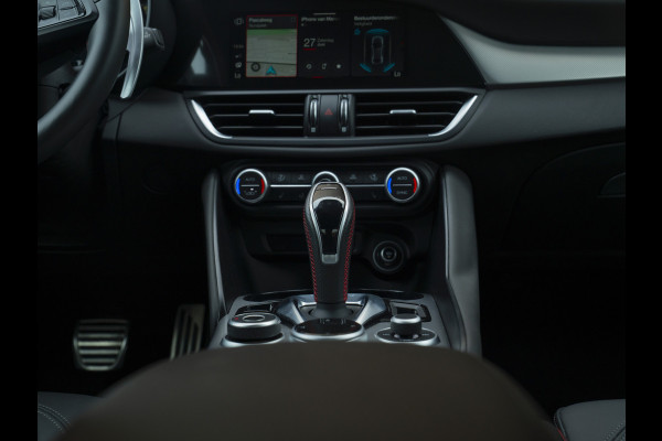 Alfa Romeo Giulia 2.0 T GME AWD Competizione Staat in loods klaar voor foto