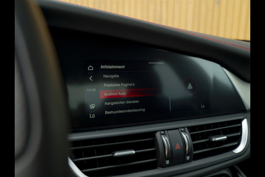 Alfa Romeo Giulia 2.0 T GME AWD Competizione Staat in loods klaar voor foto