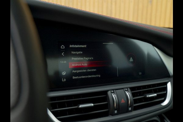 Alfa Romeo Giulia 2.0 T GME AWD Competizione Staat in loods klaar voor foto