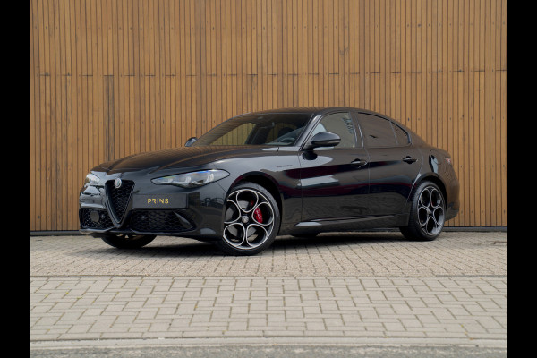 Alfa Romeo Giulia 2.0 T GME AWD Competizione Staat in loods klaar voor foto