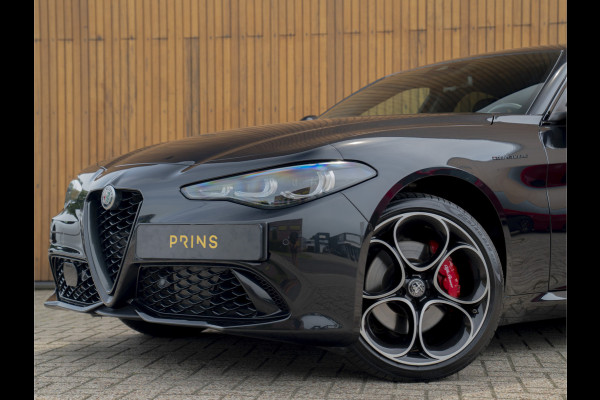 Alfa Romeo Giulia 2.0 T GME AWD Competizione Staat in loods klaar voor foto