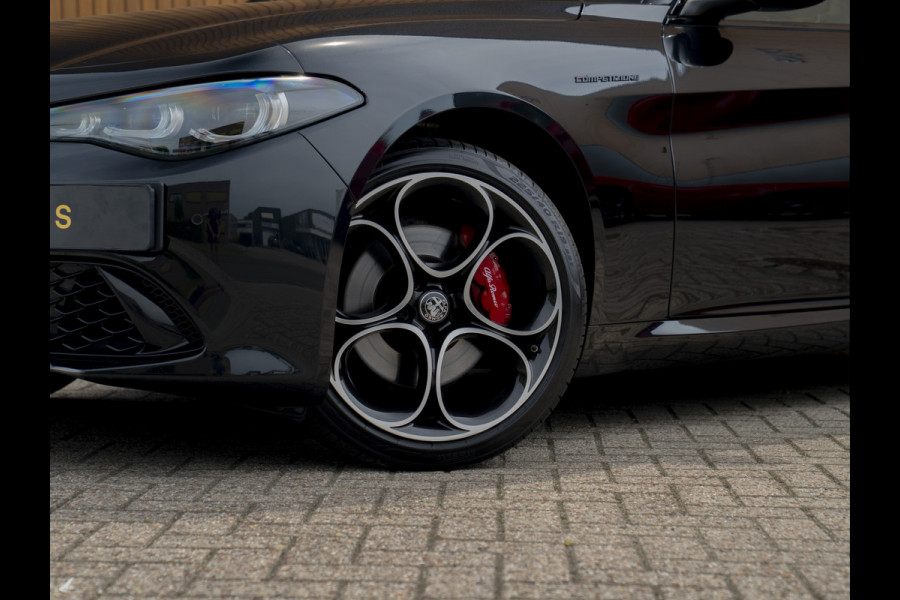 Alfa Romeo Giulia 2.0 T GME AWD Competizione Staat in loods klaar voor foto