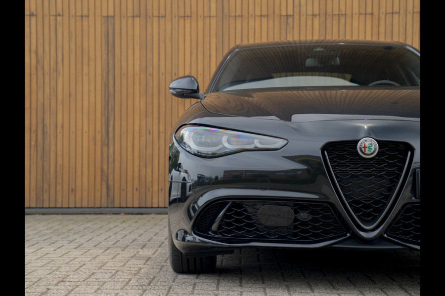 Alfa Romeo Giulia 2.0 T GME AWD Competizione Staat in loods klaar voor foto
