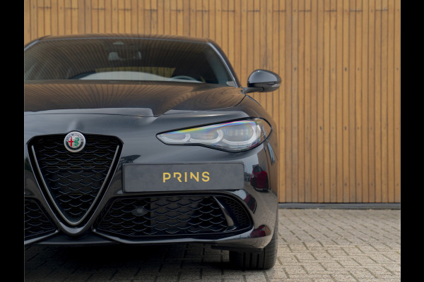 Alfa Romeo Giulia 2.0 T GME AWD Competizione Staat in loods klaar voor foto