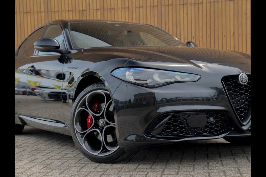 Alfa Romeo Giulia 2.0 T GME AWD Competizione Staat in loods klaar voor foto