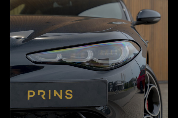 Alfa Romeo Giulia 2.0 T GME AWD Competizione Staat in loods klaar voor foto
