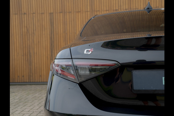 Alfa Romeo Giulia 2.0 T GME AWD Competizione Staat in loods klaar voor foto