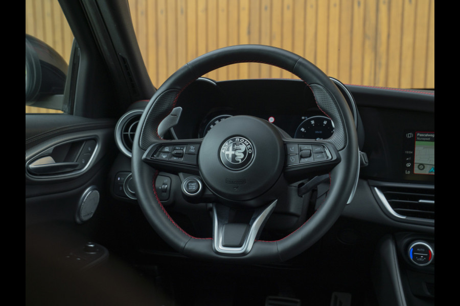 Alfa Romeo Giulia 2.0 T GME AWD Competizione Staat in loods klaar voor foto