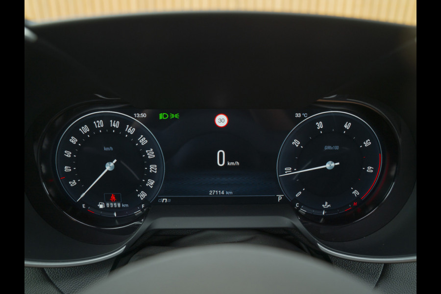 Alfa Romeo Giulia 2.0 T GME AWD Competizione Staat in loods klaar voor foto