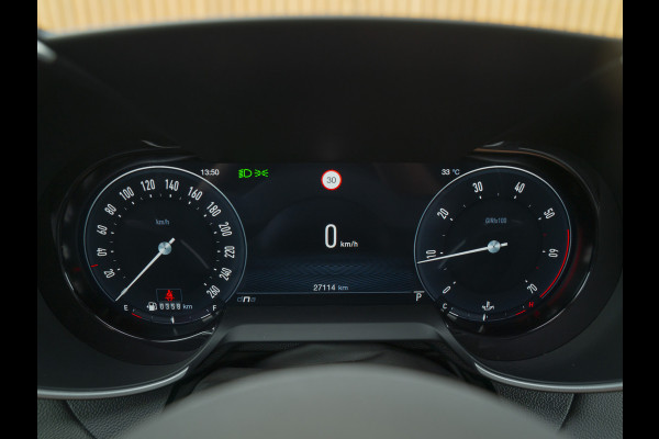 Alfa Romeo Giulia 2.0 T GME AWD Competizione Staat in loods klaar voor foto