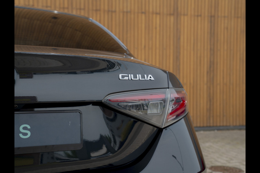 Alfa Romeo Giulia 2.0 T GME AWD Competizione Staat in loods klaar voor foto