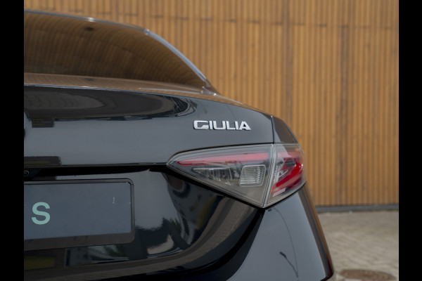 Alfa Romeo Giulia 2.0 T GME AWD Competizione Staat in loods klaar voor foto