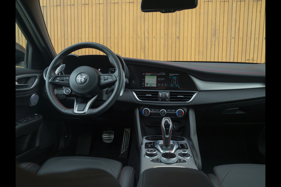 Alfa Romeo Giulia 2.0 T GME AWD Competizione Staat in loods klaar voor foto