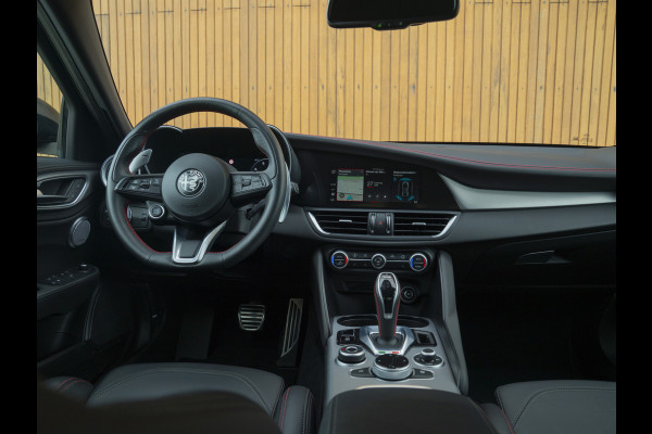 Alfa Romeo Giulia 2.0 T GME AWD Competizione Staat in loods klaar voor foto