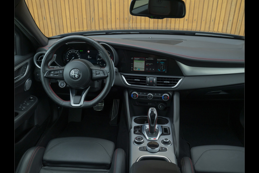 Alfa Romeo Giulia 2.0 T GME AWD Competizione Staat in loods klaar voor foto