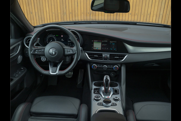 Alfa Romeo Giulia 2.0 T GME AWD Competizione Staat in loods klaar voor foto
