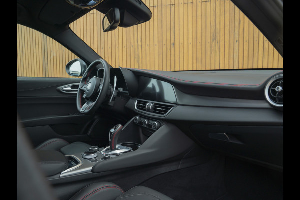 Alfa Romeo Giulia 2.0 T GME AWD Competizione Staat in loods klaar voor foto