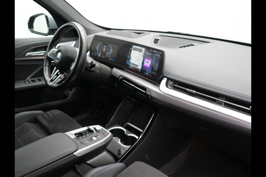 BMW X1 xDrive30e M Sport PHEV Frozen Pure Grey Metallic 326pk Dealer O.H | Trekhaak Af Fabriek | Adaptive Cruise | Head Up | Harman / Kardon | 360 Camera | Alcantara Sportstoelen Massage & Memory | Adaptive Onderstel | Widescreen Navi | Stoelen & Stuur Verwarmd | Blis | Keyless | Apple Carplay | Pilot Assist | Virtual | DAB | 19"L.M | Plug In Hybrid |
